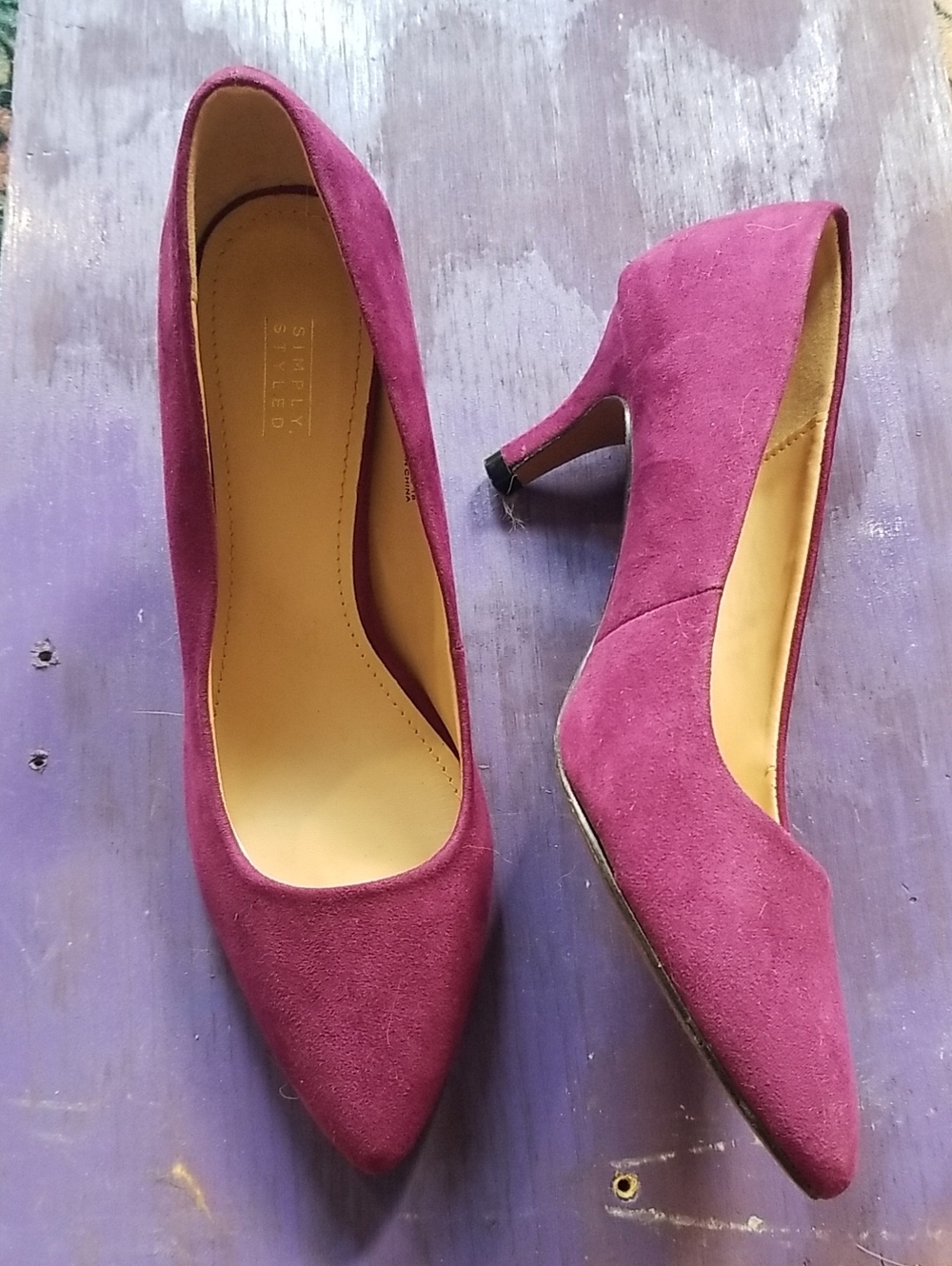 Women’s Pointed-Toe Suede Pumps in Berry